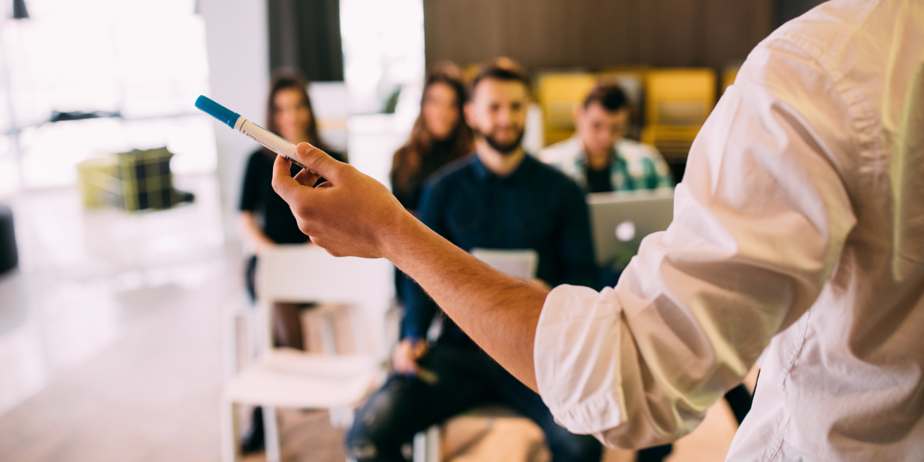 Vorlesung und Schulung mit Fokus auf die Hände des Sprechers