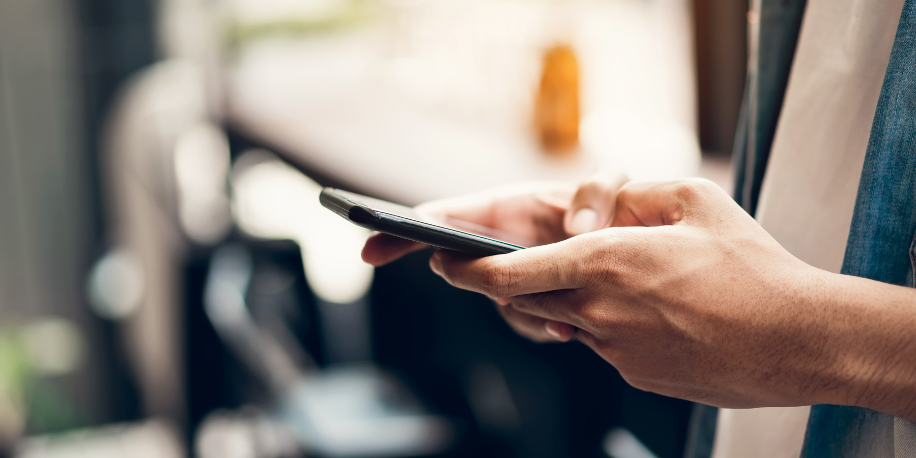 Mann benutzt Smartphone zur Kontaktaufnahme