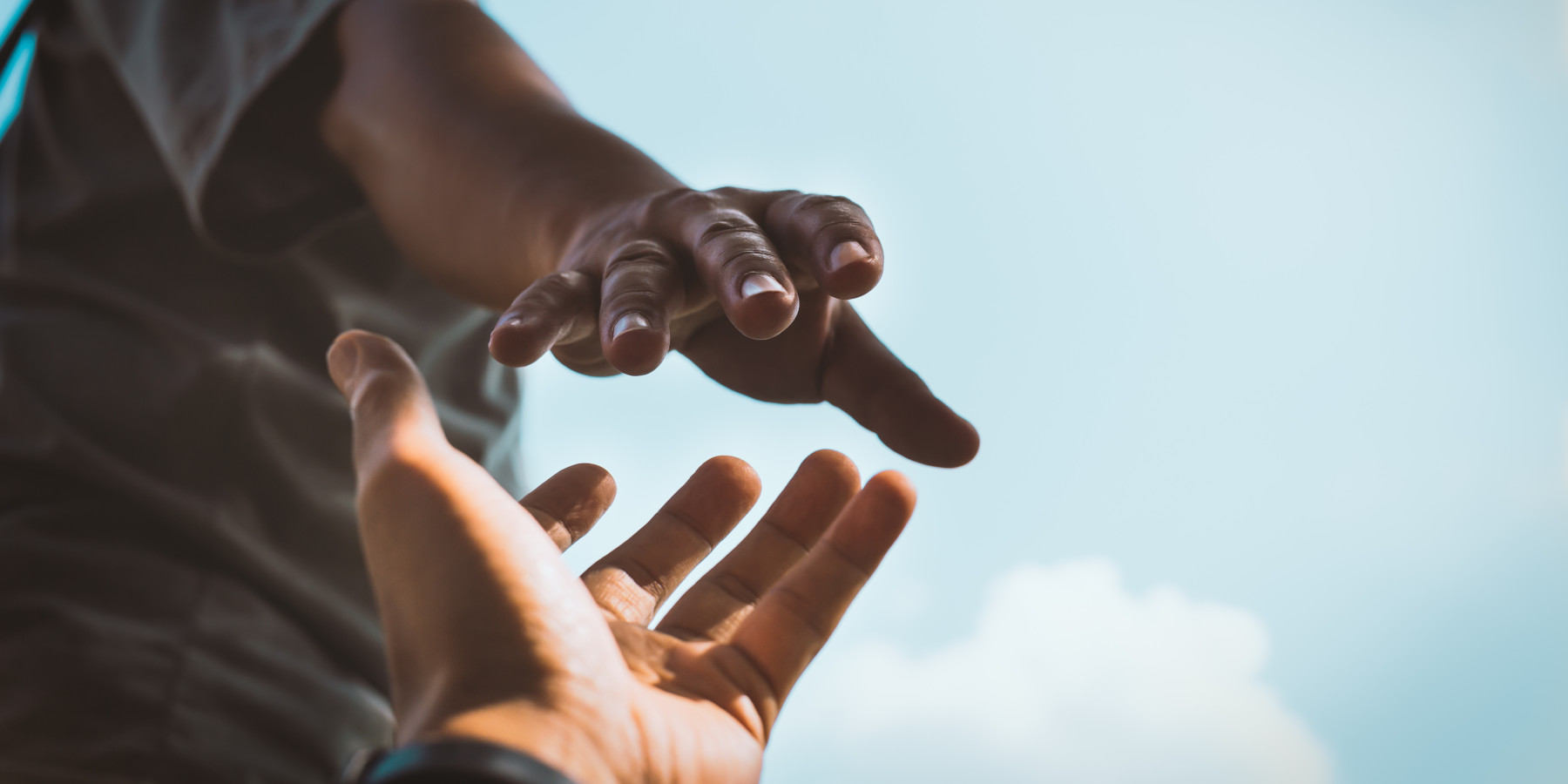Hände, die sich gegenseitig nacheinander ausstrecken